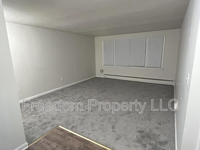 Building Photo - 353 Main St