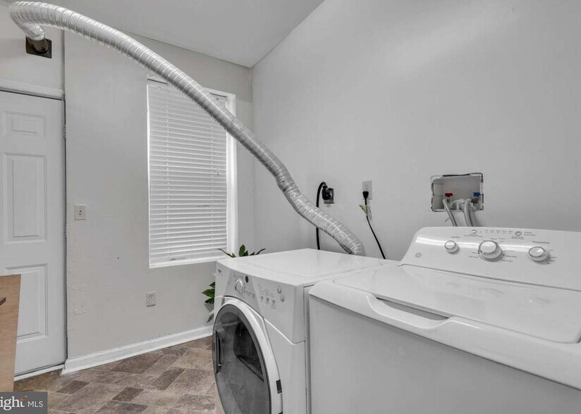 Building Photo - 210 W Read St