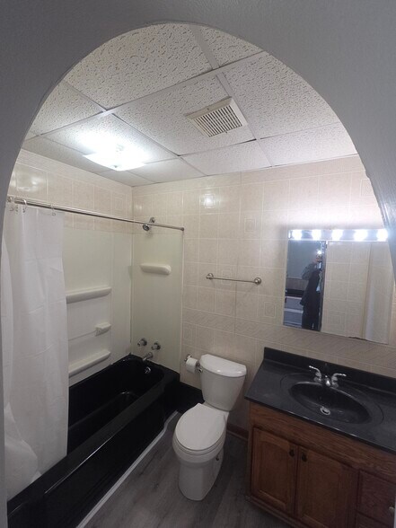 Building Photo - 340 W 24th St