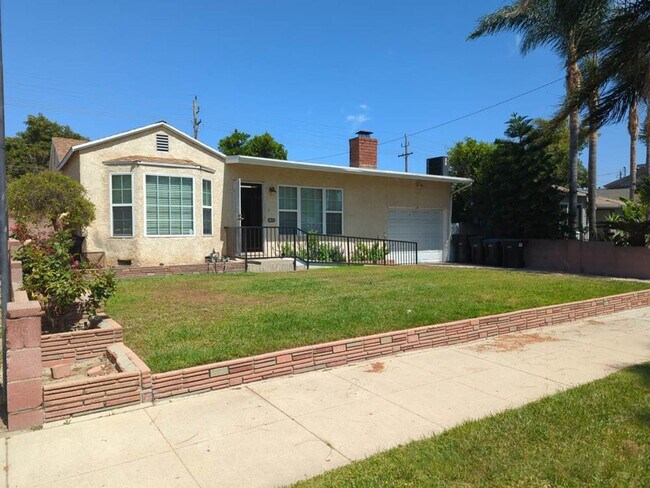 Building Photo - Spacious 2-Bed, 1-Bath Home in the Heart of Burbank!