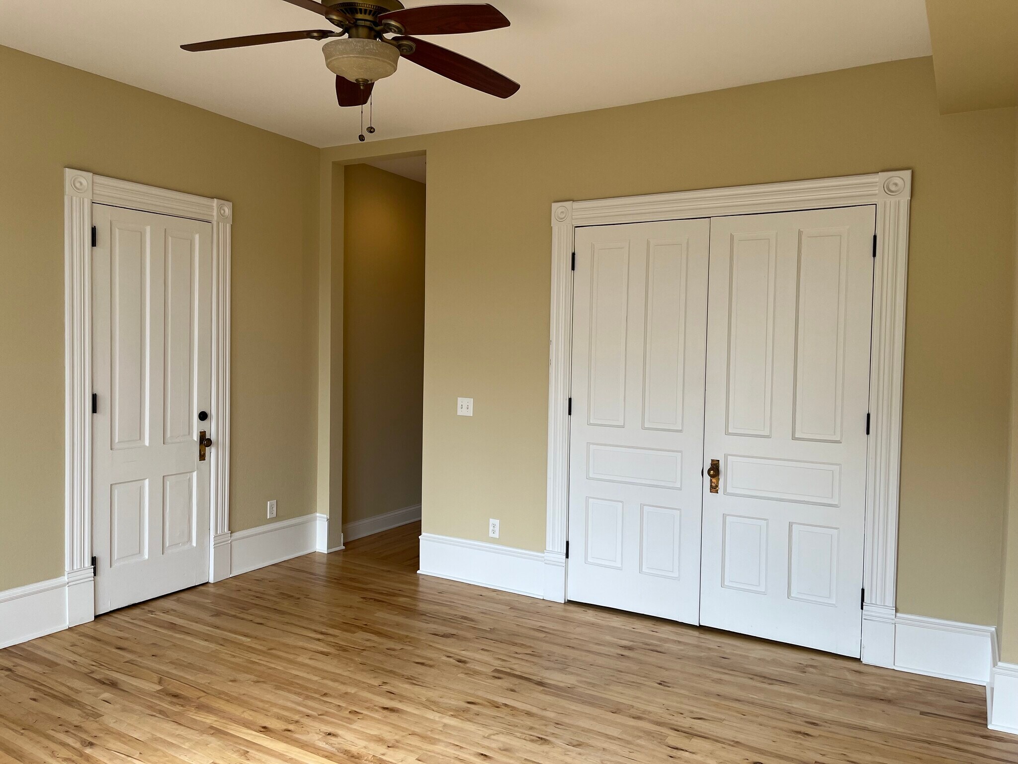 Front Room 2 - 912 Clinton St