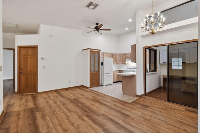 Building Photo - 6016 Pompano St