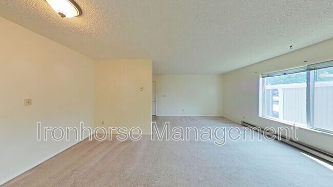 Building Photo - 515 S 15th Ave