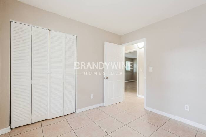 Building Photo - 700 E 7th St