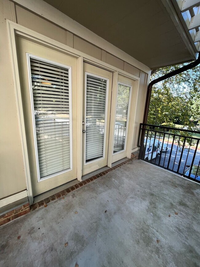 Primary Photo - 220 Woodlands