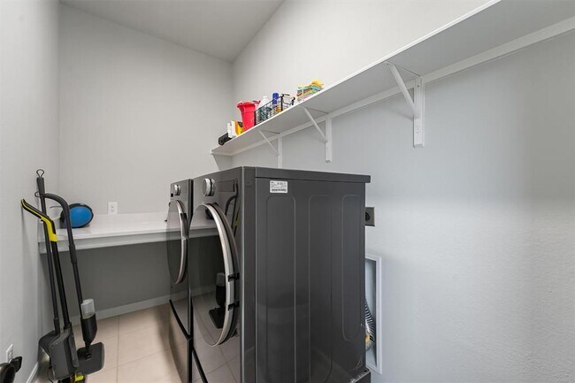 Building Photo - 1550 Park Path Dr