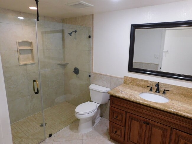 Building Photo - Spacious 5 Bed, 2 Bath one story house in the city of Orange.