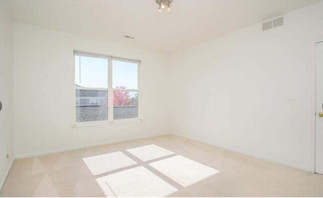 Building Photo - 1430 Fox Pointe Cir