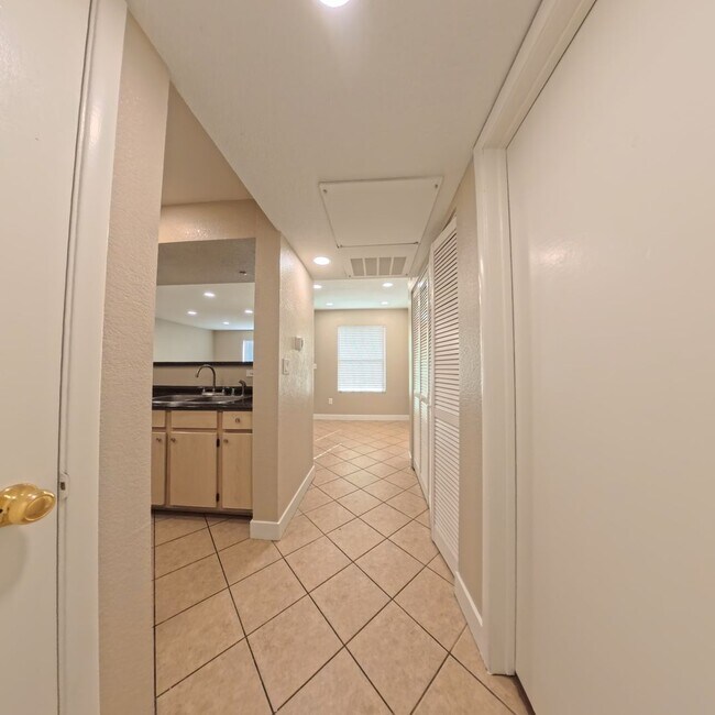 Building Photo - BEAUTIFULLY UPDATED 2 BED 2 BATH CONDO IN ...