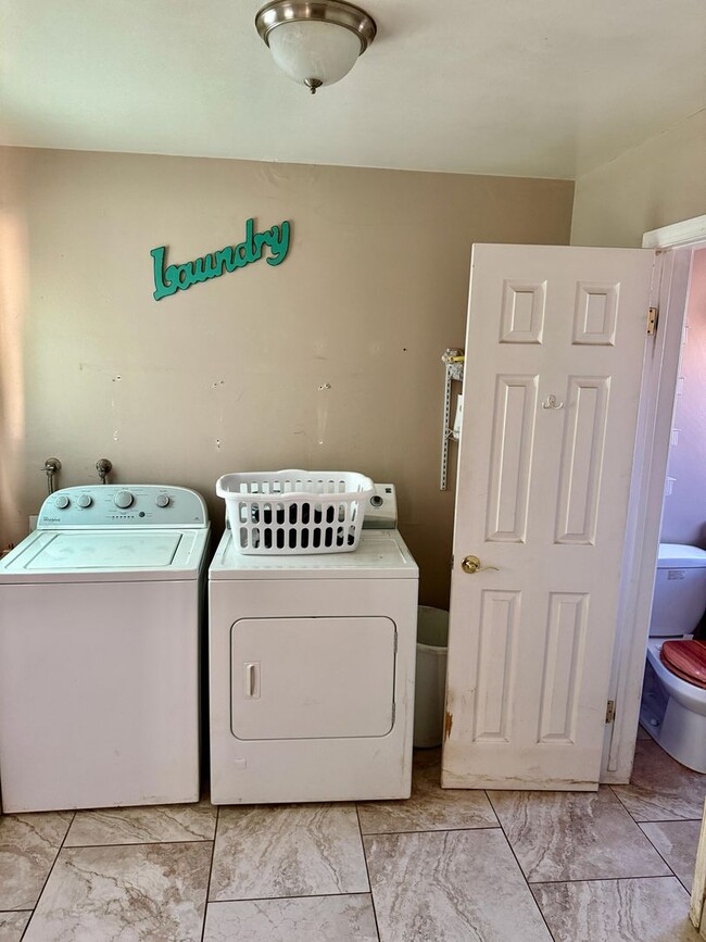 Building Photo - Explore this attractive property in Bakersfield, featuring 3-bedroom and 1.75 -bathrooms - Availa...