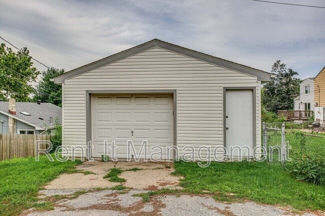 Building Photo - 1823 S 60th St
