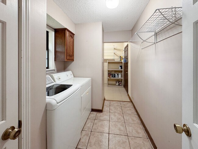Building Photo - Spacious 3 bedroom 2 bath in Cordova