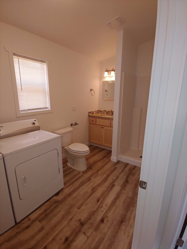 Building Photo - NW Oak 919-921