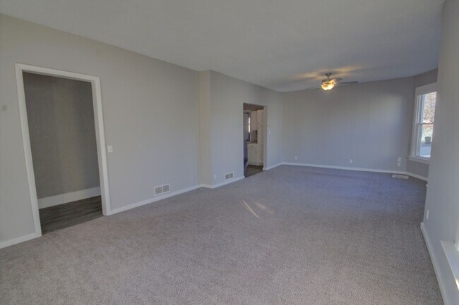 Building Photo - 2230 Redwood Ave