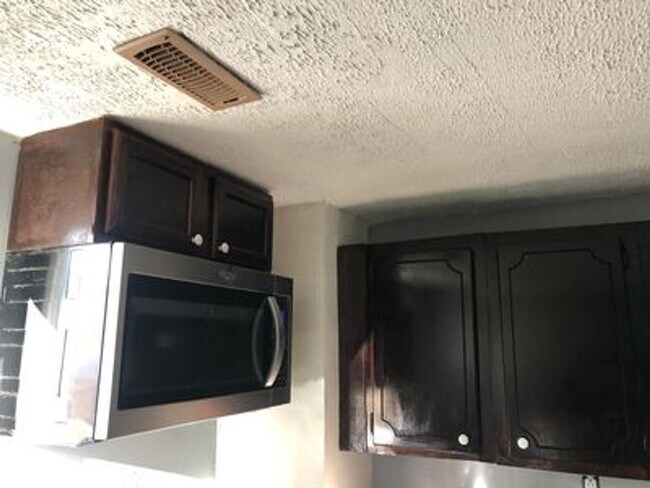 Building Photo - 3 bedroom 2 bath house