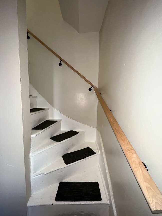 Building Photo - Bright 2 Bed 1 Bath Townhome w/ Den in But...
