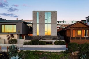 Building Photo - 1812 The Strand