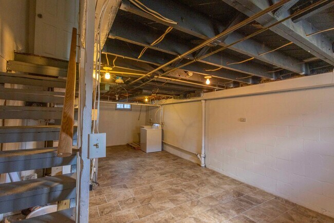 Building Photo - 2019 Grinnalds Ave
