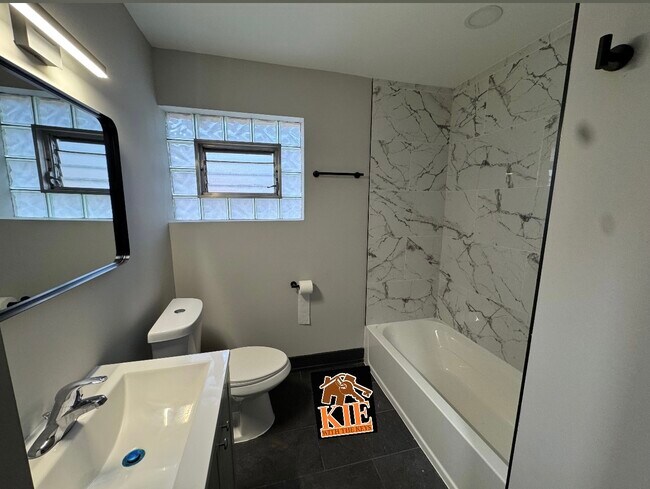 Building Photo - 14527 Irving Ave