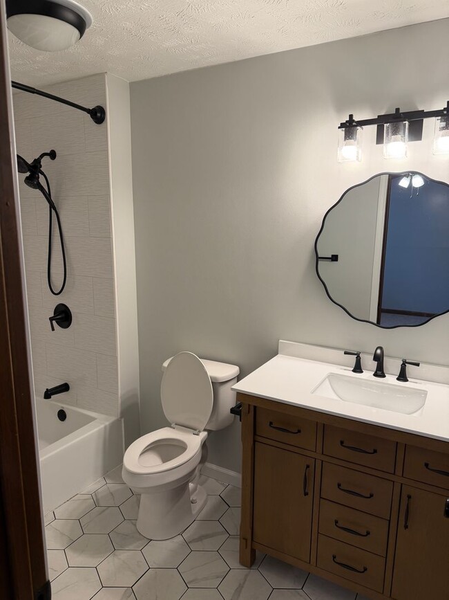 Building Photo - AWESOME WEST SIDE DUPLEX!