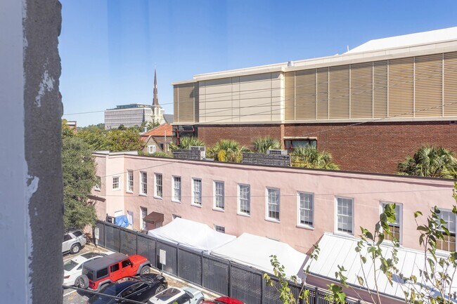 Building Photo - 350 King St