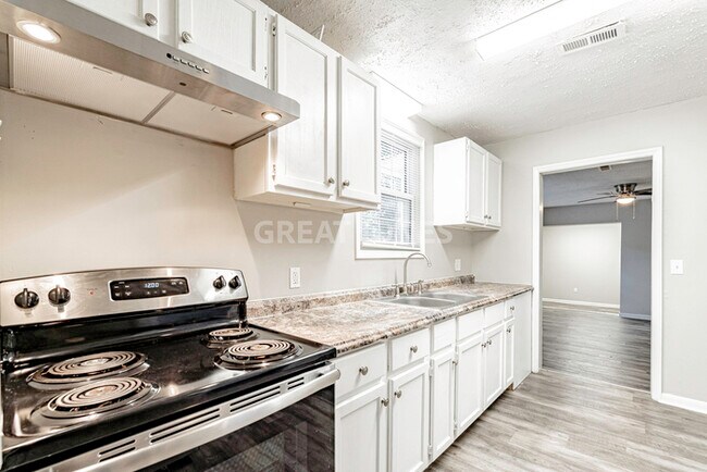 Building Photo - NOW OFFERING FIRST FULL MONTH FREE!