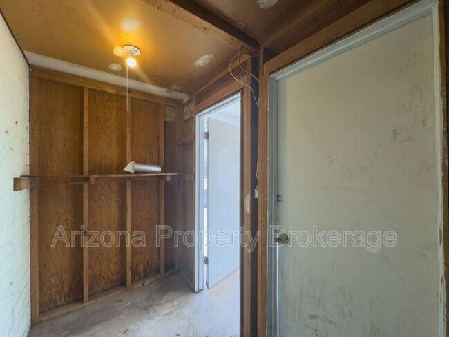 Building Photo - 1702 W Vogel Ave