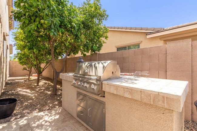 Building Photo - 622 W San Carlos Way
