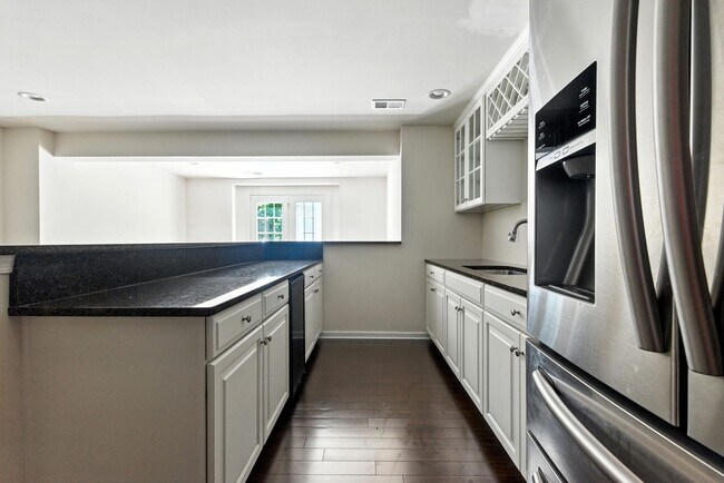 Building Photo - 8120 Fairmont Dr