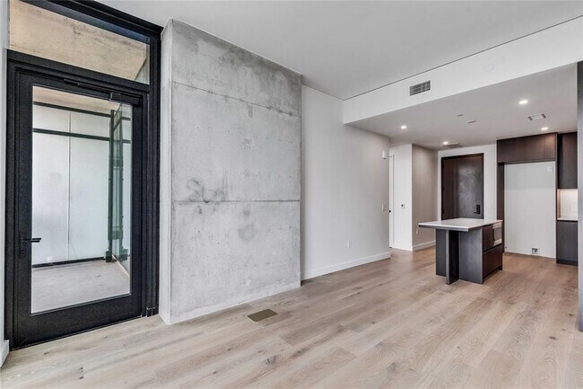 Building Photo - 610 Davis St