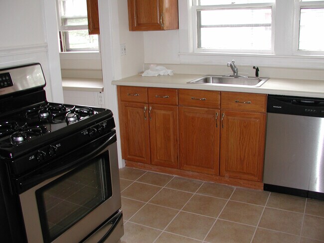 Kitchen - 13 Higgins St