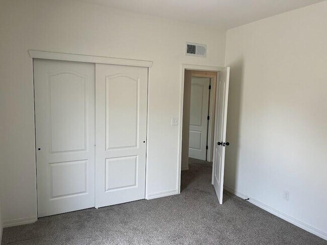 Building Photo - 904 Betton Pl