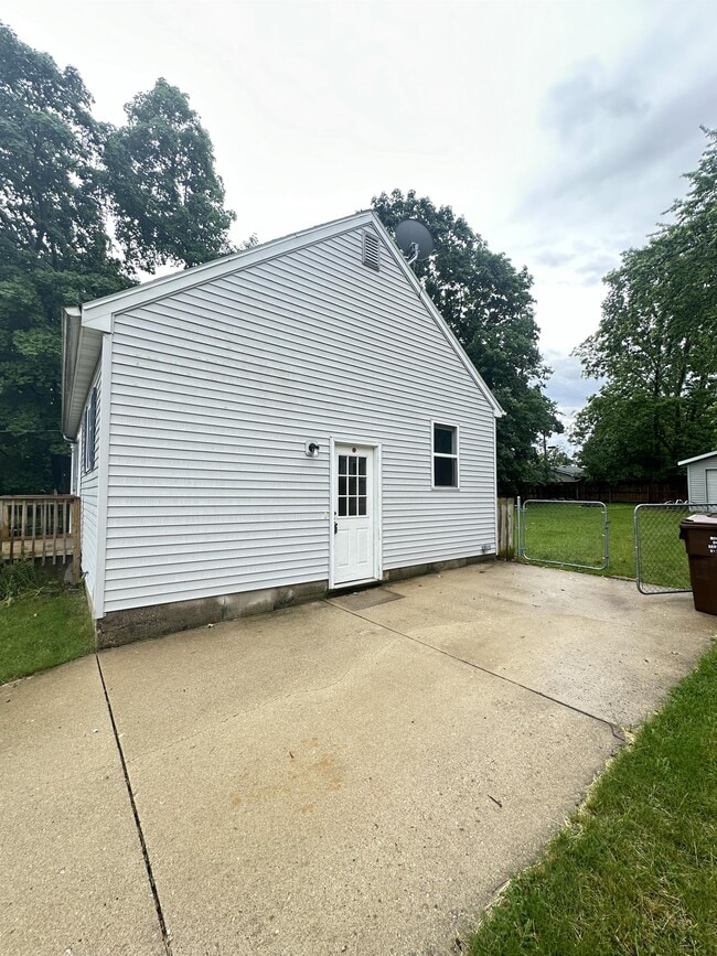 Building Photo - 124 Miller St
