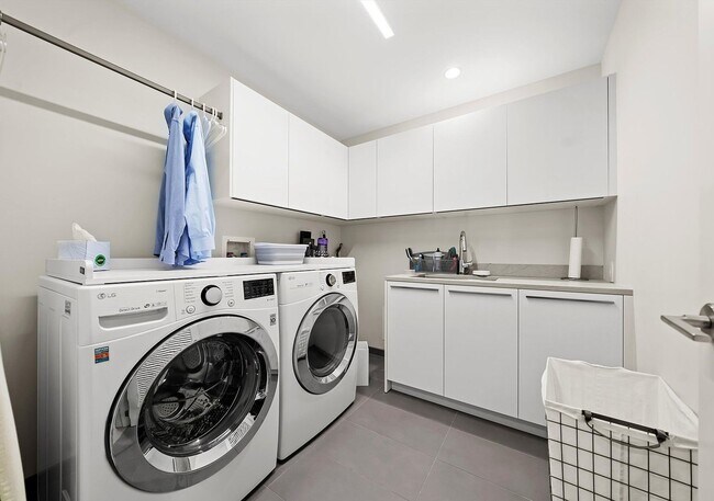 Building Photo - 366 W Superior St