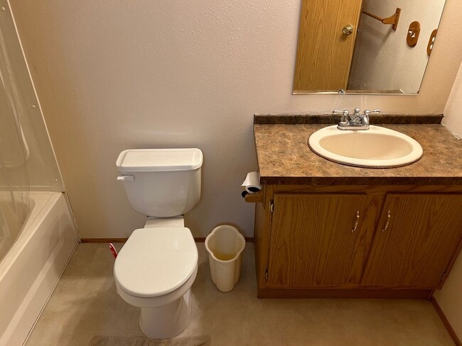 Building Photo - Cute Home Close to Everything