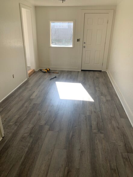 Building Photo - 208 W Elm Ave