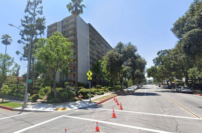 Building Photo - 560 E Villa St