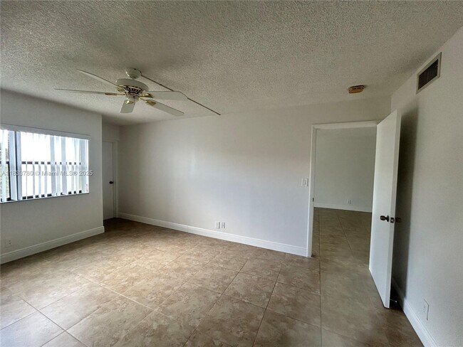 Building Photo - 200 Lakeview Dr