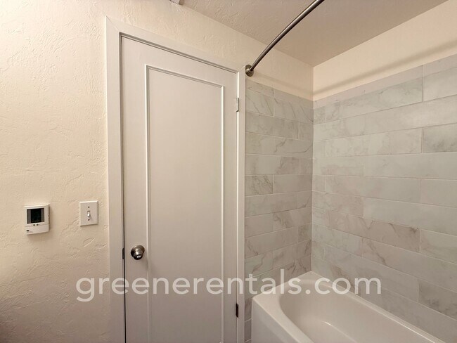Building Photo - 3BD/1.5BA in Desired West Olympia Location