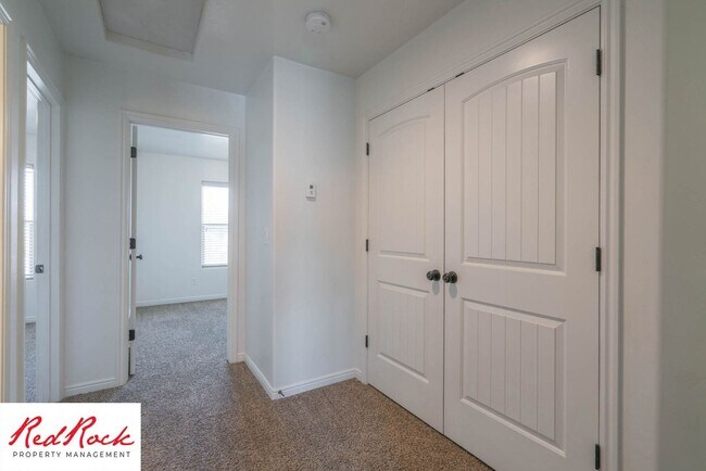 Building Photo - Pet Friendly! Spacious 4 Bedroom Townhome!