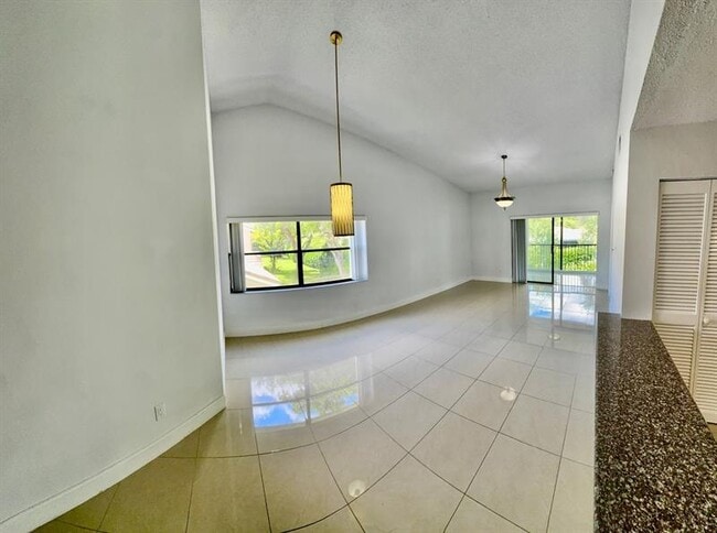 Building Photo - 9657 Riverside Dr