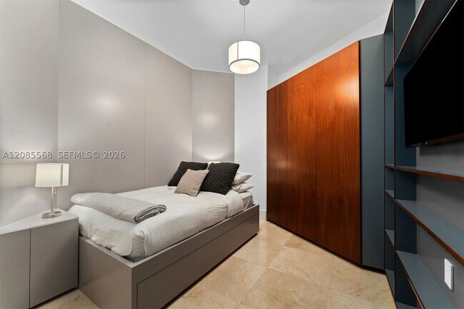 Building Photo - 16047 Collins Ave