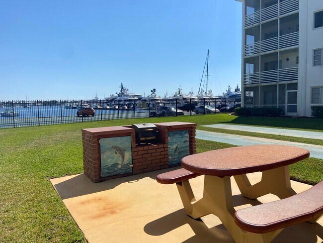 Building Photo - 4500 N Flagler Dr