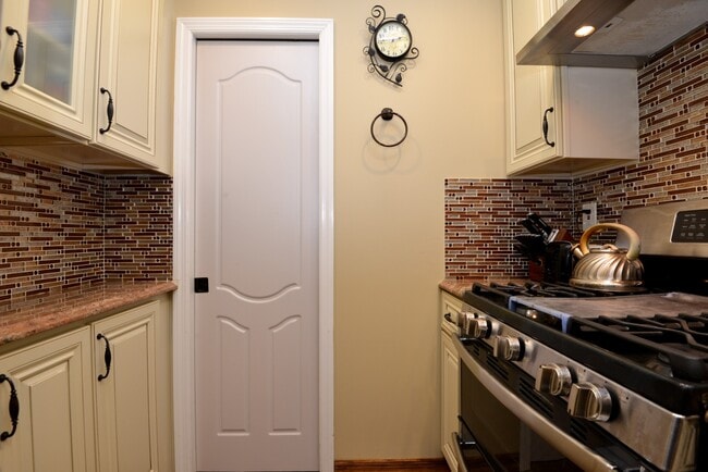 Building Photo - 174-06 Jewel Ave