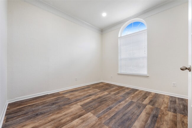 Building Photo - 9535 Empress Crossing Dr