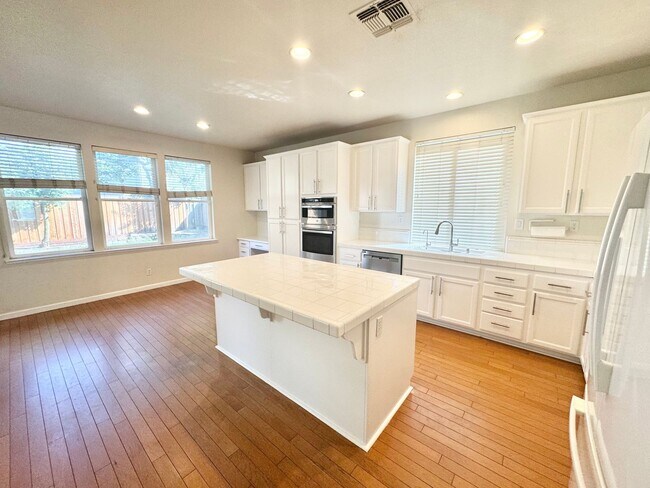 Building Photo - Beautiful 5 bed 3 bath Home in Wildhorse