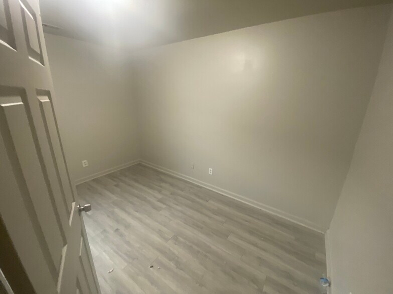 Building Photo - Room in Duplex on Beck St