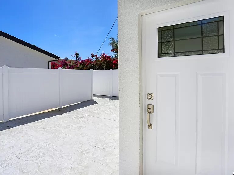 Building Photo - 7523 Milwood Ave