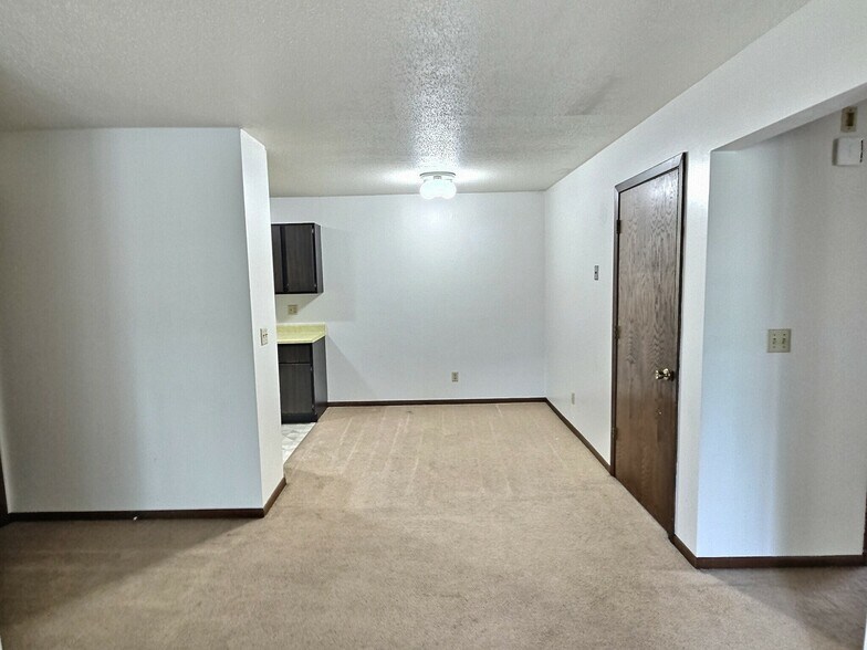 Building Photo - 650 Summit Dr