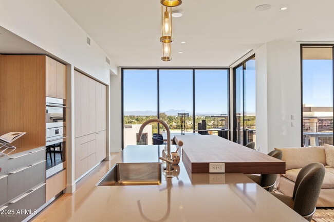 Building Photo - 5000 N Camelback Rdg Dr